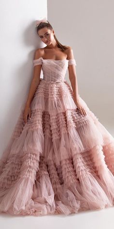 Peach Blush Wedding Dress, Blush Wedding Dresses, بيوت ملكية, Peach Blush Wedding, Off The Shoulder Wedding Dresses, Wedding Dresses Blush, Wedding Dresses Ball Gown, Dresses Ball Gown, Looks Party