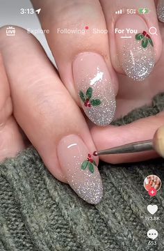 Christmas Aesthetic Nails Ideas, Christmas Nails Metallic, Holiday Nail Art Christmas, Christmas Nails Holly, Christmas Nails Design Holiday, Holiday Gel Nails, Christmas Manicure Ideas, Christmas Nails Aesthetic, Green Christmas Nail Designs