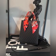 The Mini Shopping Chic Bag Is Made Of Baobab Leather, With An Almost Imperceptible Natural Grain, With The Seal Of Carolina's Initials Engraved. It Has Two Handles With Scarf Detail And A Shoulder Strap That Allows It To Be Worn Crossbody Or As A Shoulder Bag. Details: Width: 15.5 Cm Height: 19 Cm Depth: 5.5 Cm Two Hand Handles And A Removable And Adjustable Leather Shoulder Strap. Contrasting And Luxurious Stitching Made By Hand. Chiaro Gold-Plated Metal. Full Cotton Lining. Includes Dust Bag A Designer Square Bags For Fashion Accessory, Designer Evening Bags, Square Shape, Luxury Black Square Bag, Designer Black Square Bag, Designer Black Top Handle Shoulder Bag, Black Square Designer Bag, Luxury Black Square Shoulder Bag, Designer Black Square Shoulder Bag, Carolina Herrera Bags