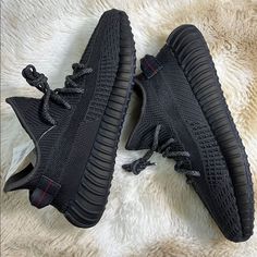 Yeezy 350v2 black Yeezy Men Shoes, Black Yeezy Outfit, Yeezy Aesthetic, Black Yeezys, Black Yeezy, Adidas Yeezy Black, Photographie Indie, Yeezy Black