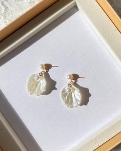 This pair of shell dangle earrings is one of a kind with its unique design. Very light in weight as well.  Suitable for a vintage outfit.  Size: Length 3.8cm, Width 2.5cm Vintage Outfit, Statement Drop Earrings, Jewelry Studio, Chic Look, Earrings White, Everyday Style, Cute Designs, Statement Earrings, Everyday Fashion