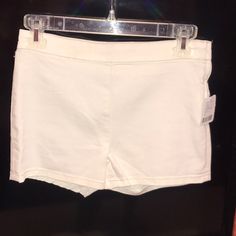 Free People New White Denim High Waisted Shorts Trendy High-waist White Jean Shorts, White Free People Shorts, Free People Spandex Shorts, White High-waisted Jean Shorts For Beach, White Stretch Mid-rise Jean Shorts, Cutoff Jean Shorts, Frayed Hem Jeans, Black Jean Shorts, Free People Jeans