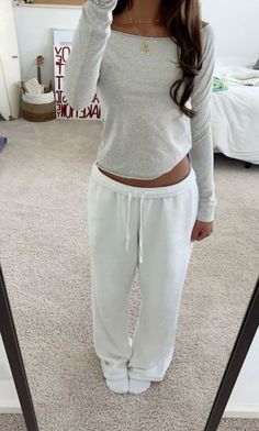 Clean Girl Fits Aesthetic, Clean Girl Outifts, Lazy Girl Aesthetic Outfits, Spagetti Tops Outfit, College Class Outfits Comfy, Comfy Outfits For School Lazy Days, Clean Girl Outfit Ideas, All White Fit, Look Legging