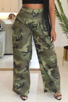 Olivia Mark - Comfortable Wide Leg Pants with Cargo Pockets and Camo Print Cargo Pants For Women, Casual Cargo Pants, Camouflage Design, Camo Pants, Cargo Pants Women, Cargo Trousers, Camo Print, Olivia Mark, Army Green