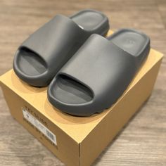 Yeezy Slide Sz 9 Granit Id4132. New With Box Yeezy Slides Outfit, Fake Yeezys, Black Yeezy, Yeezy Black, Slides Outfit, Shoes Yeezy, Yeezy Slides, Xmas Wishes, Shoe Wishlist