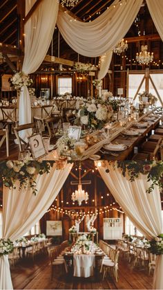 Rustic wedding setup in a chic barn with charming decoration Rustic Glamour Wedding, Rustic Wedding Theme Decor, Rustic Classy Wedding Decor, Rustic Elegant Wedding Decor, Barn House Wedding Ideas, Wedding Inspo Vintage, Rustic Wedding Decor Receptions, Head Table With Bridal Party, Fall Wedding Venue Ideas