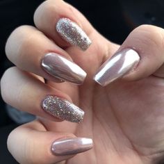 Cintos Que Valorizam o Corpo: Como Escolher o Ideal Metallic Nails Dip, New Chrome Nails, Gel Nails Crome, Metallic Sparkle Nails, Chrome Shimmer Nails, New Years Eve Nails Chrome, White Chrome Glitter Nails, Chrome Nails With Sparkles, Glitter Crome Nails