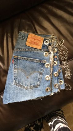 Cute levis Denim Design Fashion, Fashion Trends 2025 Spring Summer Women, Custom Clothes Diy, Denim Corset Outfit, Customized Jeans, Reworked Clothes, Denim Diy Clothes, Punk Style Outfits, Upcycle Clothing