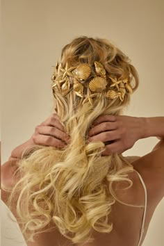 Unleash your inner coastal goddess with our new Serena Shells Clips. These luxe seashell clips will elevate your look, perfect for an elegant and editorial style. Wear them in sets for an editorial touch. Antique 14k gold Made in NYC. Hairstyle Mermaid, Hair Accessories Gold, Seashell Hair, Seashell Hair Accessories, Funky Hair Accessories, Mermaid Headpiece, Glam Boho, Hair Gloss, Hair Acessories