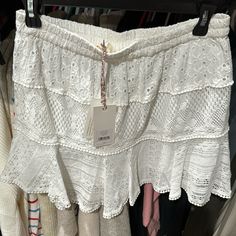 Nwt, Size Medium White Skirt Chic Vacation Skirt With Lace Trim, Chic Skirt With Lace Trim For Vacation, Chic Lace Trim Skirt For Vacation, Vacation Flowy Skirt With Lace Trim, Flowy Skirt With Lace Trim For Vacation, Bohemian Style Short Mini Skirt, Bohemian Short Mini Skirt, Chic Bottoms With Lace Trim For Brunch, Chic Beach Skirt With Lace Trim