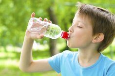 Junge trinkt aus Wasserflasche Advantages Of Drinking Water, Impacted Tooth, Dental Check Up, Dental Exam, Importance Of Water, Fluid And Electrolytes, Pediatric Care, Water In The Morning, Filter Air