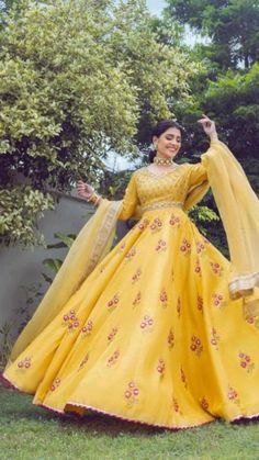 Ayeza Khan Dresses, Sadaf Fawad Khan, Bridal Boutique Interior, Haldi Dress, Fawad Khan, Embroidered Shirts, Crochet Cable, Dresses Beautiful, Ayeza Khan