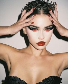 Costume Ideas For Black Hair, Dark Queen Makeup Halloween, Black Swan Costume Makeup, Artsy Halloween Costume, Black Swan Make Up, Halloween Costume Black Hair, Halloween Costumes For Dark Hair, Black Swan Aesthetic Costume, Halloween Costumes For Black Hair