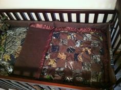 a baby crib with a quilt on it