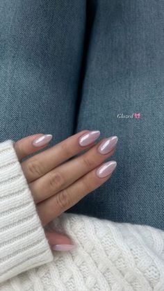 Short Round Pearl Nails, Clean Girl Nails With Design, Pearl Like Nails, Pinkish Chrome Nails, Clean Girl Nails Almond Short, Subtle Nails Almond, Neutral Nails For Photoshoot, Pearl Winter Nails, Almond Nails Clean Girl