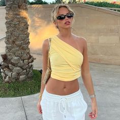 Elasticity: High Strecth Summer Fitted Off-shoulder Halter Top, Chic Off-shoulder Summer Tank Top, Fitted One-shoulder Crop Top For The Beach, Fitted Yellow Halter Top, Fitted Yellow Halter Crop Top, Dirndl Outfit, Yellow Tank Top, Summer Yellow, Cropped Tops