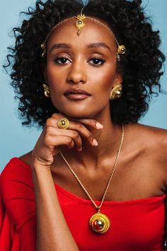 “This one says "I'm wedding ready" more than any of our other sets. You can never go wrong with the classic look.” #africa #eastafrica #africanfashion East African Jewelry, East African Women, Ethiopian Hair, African Women Fashion, Afro Jewelry, Ethiopian Art, Black People Memes, Ethiopian Wedding, Ethiopian Jewelry