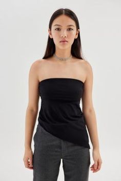 Add a 00s staple to your rotation with this Y2K tube top. Sleeveless and strapless style with a straight neck and an asymmetrical hem, cut from a stretchy fabrication. **Content + Care** \- 95% Polyester, 5% Elastane \- Machine wash cold **Size + Fit** \- The model is wearing a size Small | UO Y2K Asymmetrical Tube Top - Black XL at Urban Outfitters Strapless Asymmetrical Top, Asymmetrical Tube Top Outfit, Nyc Travel Outfit, Summer Gorpcore, Cute All Black Outfits, Asymmetrical Tube Top, Y2k Tube Top, Long Tube Top, Tube Top Outfits