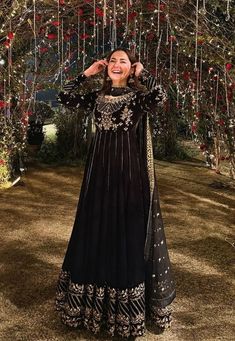 Eastern Maxi Dress, Black And Gold Anarkali, Black Wedding Dress Indian, Hania Amir Black Dress, Ghrara Design Pakistani, Black Ethnic Wear Indian, Black Anarkali Dress, Barat Dress Ideas, Black Sharara