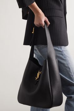 Anthony Vaccarello unveiled the original 'Le 5 à 7' bag at SAINT LAURENT's Spring '21 show - it became an instant classic. Marrying a timeless aesthetic with modern practicality, this large version is made from naturally grained leather and embellished simply with 'Cassandre' hardware that doubles as the fastening. Sac Yves Saint Laurent, Ysl Saint Laurent, Yves Saint Laurent Bags, Bags Aesthetic, Classic Bags, Large Handbags, Saint Laurent Bag, Net A Porter, Hobo Bag