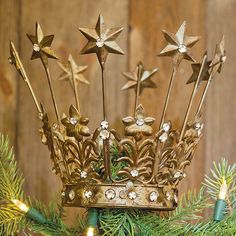 The Victoria Crown Tree Topper is the perfect way to top off your holiday decor. This unique crown is crafted of metal and features elegant ornate details with a luxurious gold finish. Its grand style will help you express your holiday cheer and dazzle your guests. Unique Tree Toppers, Olive And Cocoa, Cocoa Gift, Gift Drawing, Unique Christmas Decorations, Easy Christmas Gifts, Christmas Tree Topper, Gold Diy, Blue Tree