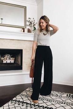 17+ Trending Work & Office Outfit Ideas For Women - The Finest Feed Black Wide Leg Pants Outfit, Wide Pants Outfit, Wide Leg Trousers Outfit, Wide Leg Outfit, Palazzo Pants Outfit, Work Outfits Frauen, Legs Outfit, Wide Legged Pants, Wide Leg Pants Outfit