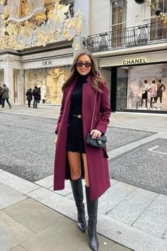 36 Super Chic Fall Outfits & Fall Outfit Ideas You NEED To Try Classy Christmas Outfit, Black Skirt Outfits, Elegant Classy Outfits, Trendy Christmas Outfits, Skandinavian Fashion, Trendy Outfits Winter, Chic Coat, Chic Fall Outfits, Moda Chic