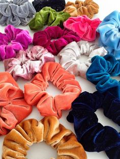 Aesthetic Scrunchies, Craft Fair Ideas To Sell, Big Scrunchies, Scrunchies Aesthetic, Koleksi Makeup, Black Ponytail, Hair Holder, Velvet Aesthetic, Diy Hair Scrunchies