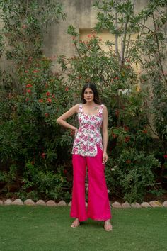 Elevate your ethnic style with our Pink Flower Printed Short Kurta Set. This two-piece ensemble features a sleeveless kurta adorned with delicate floral prints, exuding elegance and charm. Paired with trendy bell-bottom pants, crafted from a blend of georgette and cotton, this outfit offers both comfort and sophistication. Perfect for weddings or festive occasions, it's a must-have addition to your wardrobe. Flaunt your style effortlessly with this versatile ensemble! Item - Kurta with Bell Bott Short Kurta And Pants Women, Short Suit Outfit Women Indian, Short Kurti And Pants Outfit, Short Kurti With Bell Bottoms, Short Kurta With Pants Women, Short Kurti And Pants, Sleeveless Salwar Kameez For Party, Summer Floral Print Saree Set, Pink Sleeveless Dress For Navratri