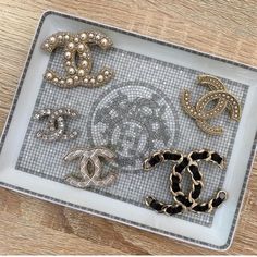 a tray that has some different types of brooches on it