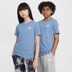 You can't go wrong with classic Nike style. Made from soft and breathable cotton, this tee has an easy fit that's perfect for all your daily adventures. Casual Cotton T-shirt For Sports, Sporty Pre-shrunk T-shirt For Everyday, Casual Cotton Sports T-shirt, Soft-washed Sports Tops With Crew Neck, Casual Moisture-wicking T-shirt, Blue Cotton Sportswear Tops, Casual Nike T-shirt, Casual Sports T-shirt With Crew Neck, Casual Solid Moisture-wicking T-shirt