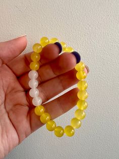 Stretchy handmade bracelet with yellow and white glass beads. Yellow Bead Bracelet Ideas, Yellow Bracelet Ideas, Yellow Bead Bracelet, Beaded Bracelet Diy, Glass Beads Diy, Diy Beaded Rings, Yellow Bracelet, Black Bracelets, Bracelet Diy