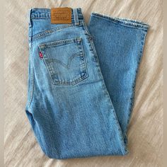 Levi’s Rib Cage Straight Jeans. Distressed Knees And Short Slits To Ankles. Bought At Free People And Never Worn! Rib Cage Levis, Levi Blue Jeans, Woman’s Jeans, Levis Jeans Outfit, Levi Jeans Outfit, Shifting Clothes, Mission Prep, Blue Jeans Men, Jean Fits