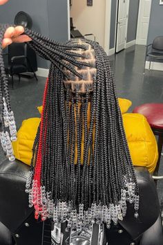 Knotless Braids Box Braids, Black Women Hairstyles Short Braids, Hair Styles For Medium Knotless Braids, Unique Knotless Braids Hairstyles, Medium Knotless With Beads, Cute Styles For Knotless Braids With Beads, Braided Ideas, Small Knotless Braids With Beads, Braids With Color In The Back