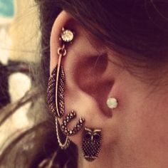 an ear is adorned with two different pieces of jewelry