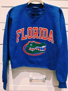 University of Florida cropped sweatshirt. It best fits a size medium but can be worn in size small for an oversized look. It is super cute on and in very good condition. It has some slight pilling. University Of Florida, Cropped Tube Top, Crop Sweatshirt, Tube Top, Womens Clothing Tops, University, Sweat Shirt, Super Cute, Florida