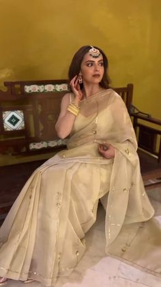 Golden Chiffon Saree, Lakshmi Sarees, Farewell Saree, Shrenu Parikh, Asian Clothes, Indian Kurti Designs, Rajputi Dress, Indian Kurti, Sari Design