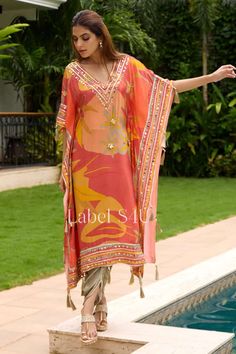 Premium Quality Kaftan Suit Designs For Ladies, Printed Kaftan Designs, Kaaftaan Designs, Pakistani Kaftan Designs, New Kaftan Designs, Designer Kaftan Dresses, Kaftan Ideas, Gown Dress Party Wear, Kaftan Design