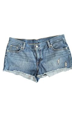 "Levis shorts size 32, waist  94cm / 37\" , rise 23cm, / 9\" , hips 108cm /42,5\" , length 25cm / 9,8\"" Levis Low Rise, Short Levis, Levis Shorts, Low Rise Shorts, Birthday Board, Short Waist, Levi Shorts, Washed Denim, Low Waisted