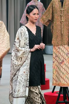 Black Kebaya, Indonesian Traditional Clothes, Indonesian Clothes, Indonesian Kebaya, Dress Muslim Modern, Raya 2023, Indonesia Traditional, Batik Clothing