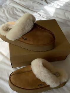 #disquetteuggs #uggs Christmas Wishlist For Teens, Cute Uggs, Shoe Wishlist, Ugg Slippers, Hype Shoes