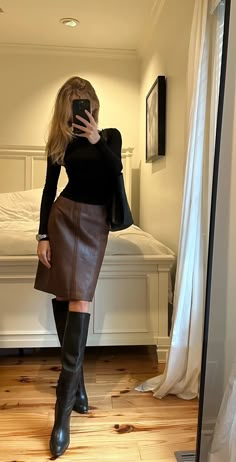 Ta Outfits, Elegant Autumn Outfit Aesthetic, Errand Outfit Fall, Outfits With Black Boots And Jeans, Chicago Business Outfits, Corporate Feminine Outfit, 90s City Fashion, Cute Chic Outfits Classy, Minimalist Sophisticated Style