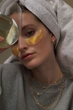 Hair Towels, Under Eye Mask, Gold Eyes, Puffy Eyes, Insta Photo Ideas, Instagram Inspiration, Dark Circles, Content Creation, Maquillaje De Ojos