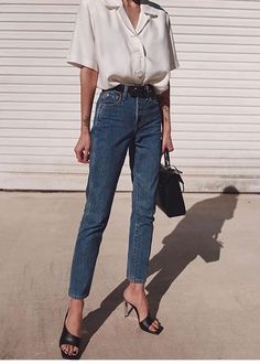 Parisian Style Outfit, White Shirt And Blue Jeans, Outfits Primavera, Minimalist Moda, Minimalistic Outfits, Style Parisienne, Shoes Comfy, Looks Street Style, Fashion Belts