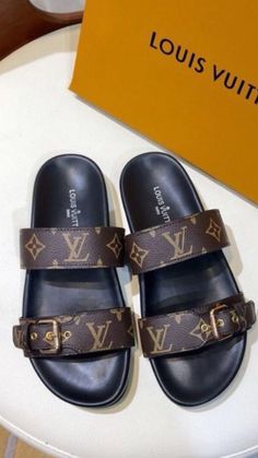 Τσάντες Louis Vuitton, Lv Slides, Louis Vuitton Shoes Sneakers, Nice Sandals, Lv Shoes, Louis Vuitton Sandals