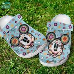 Cosplay Funny Face Mickey Mouse Blue Sky Clogs For Kids & Adults Mickey Mouse Flowers, Disney Crocs, Minnie Mouse Shoes, Blue Halloween, Mickey Mouse Design, Iconic Shoes, Halloween Disney, Mickey Mouse Cartoon, Flowers Blue