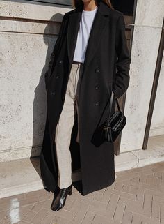 Black Wool Coat Outfit, Long Black Coat Outfit, Black Trench Coat Outfit, Oversized Coat Outfit, Minimalist Fashion Women Outfits, Black Coat Outfit, Oversized White T Shirt, Long Coat Outfit, Dear Frances