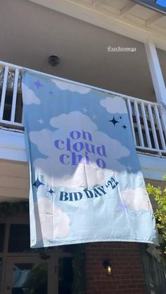 a banner hanging from the side of a building that says on cloud cio, bidayer