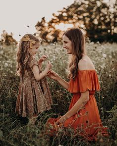 Mother And Daughter Photoshoot Ideas, Mom And Daughter Photo Shoot, Fall Mother Daughter Photoshoot, Fall Mommy And Me Pictures, Mother Daughters Fall Photoshoot, Mummy And Me Photoshoot, Mother Daughter Fall Photoshoot, Mommy And Me Fall Photo Shoot, Boho Mommy And Me Shoot