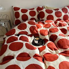 aesthetic bedding duvet cover set with large red polka dot pattern print on beige/white background Red Bed Sheets, Patterned Bed Sheets, Red Bedspread, Red Bedding Sets, Pastel Aesthetic Room, Vintage Bedding Set, Indie Aesthetic Room, Room Grunge, Checkered Decor